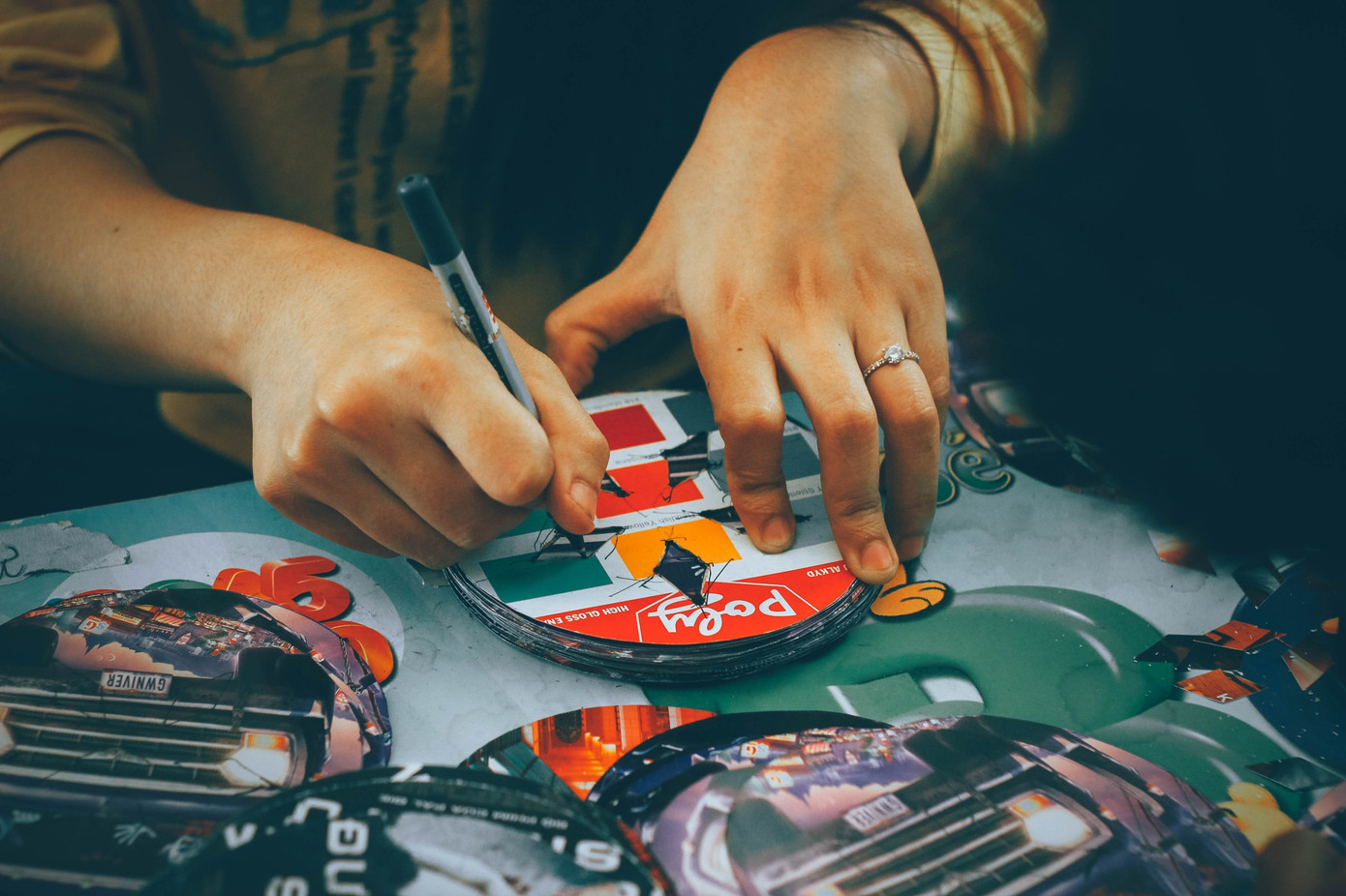 Sinh viên tự tay làm lồng đèn tặng trẻ em vùng sâu vui trung thu ảnh 4