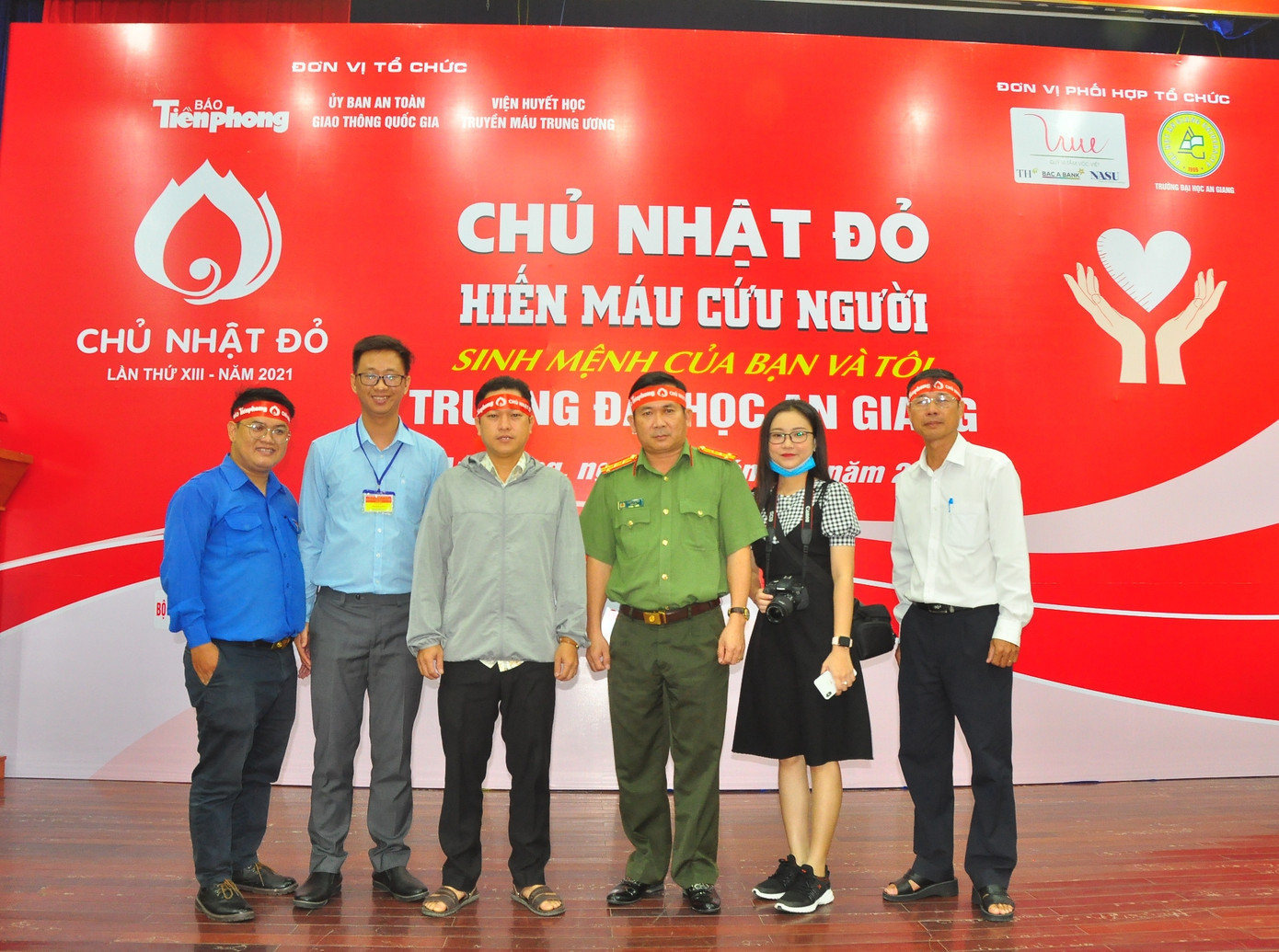 Hàng trăm bạn trẻ sôi nổi hiến máu tại trường ĐH An Giang ảnh 8