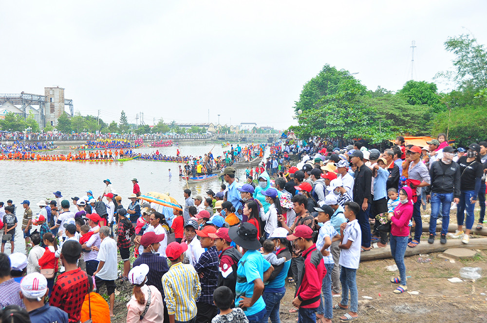 Nghìn người đứng kín bờ sông mê mải xem đua ghe ngo ở Sóc Trăng ảnh 4