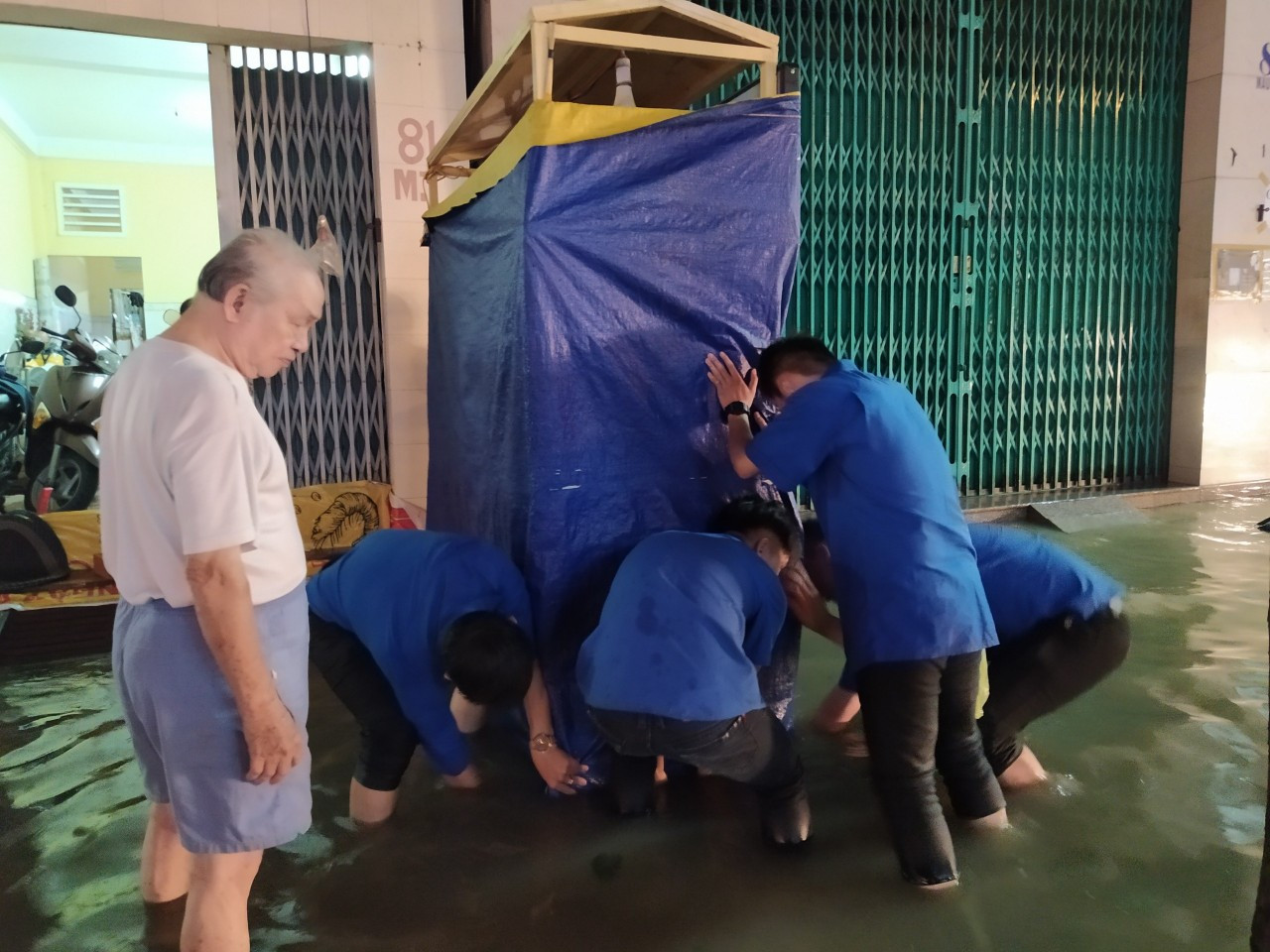 Áo xanh tình nguyện giúp dân vượt qua 'biển nước' ảnh 7