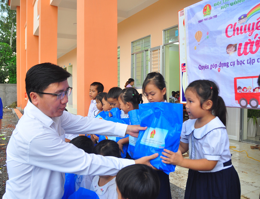 'Chuyến xe ước mơ' mang yêu thương đến với học sinh vùng sâu ảnh 4