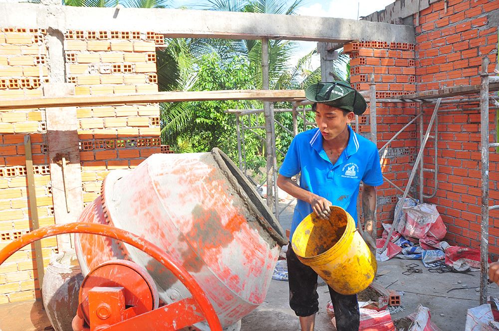 Chiến sỹ tình nguyện 'đội nắng' xây nhà giúp dân nghèo ảnh 7