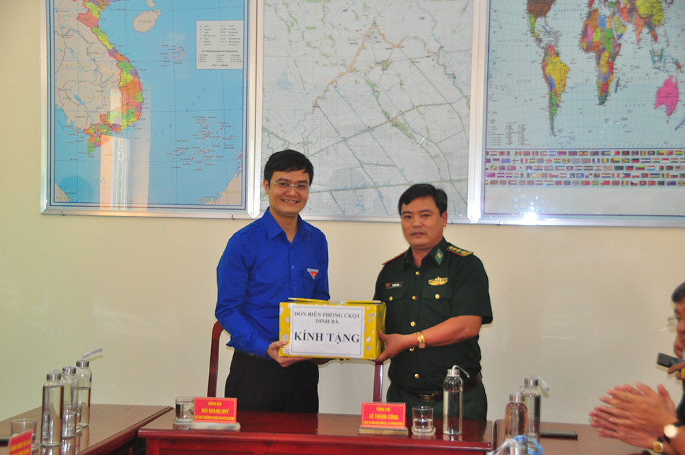 Bí thư Trung ương đoàn tặng quà chiến sĩ biên giới ảnh 4