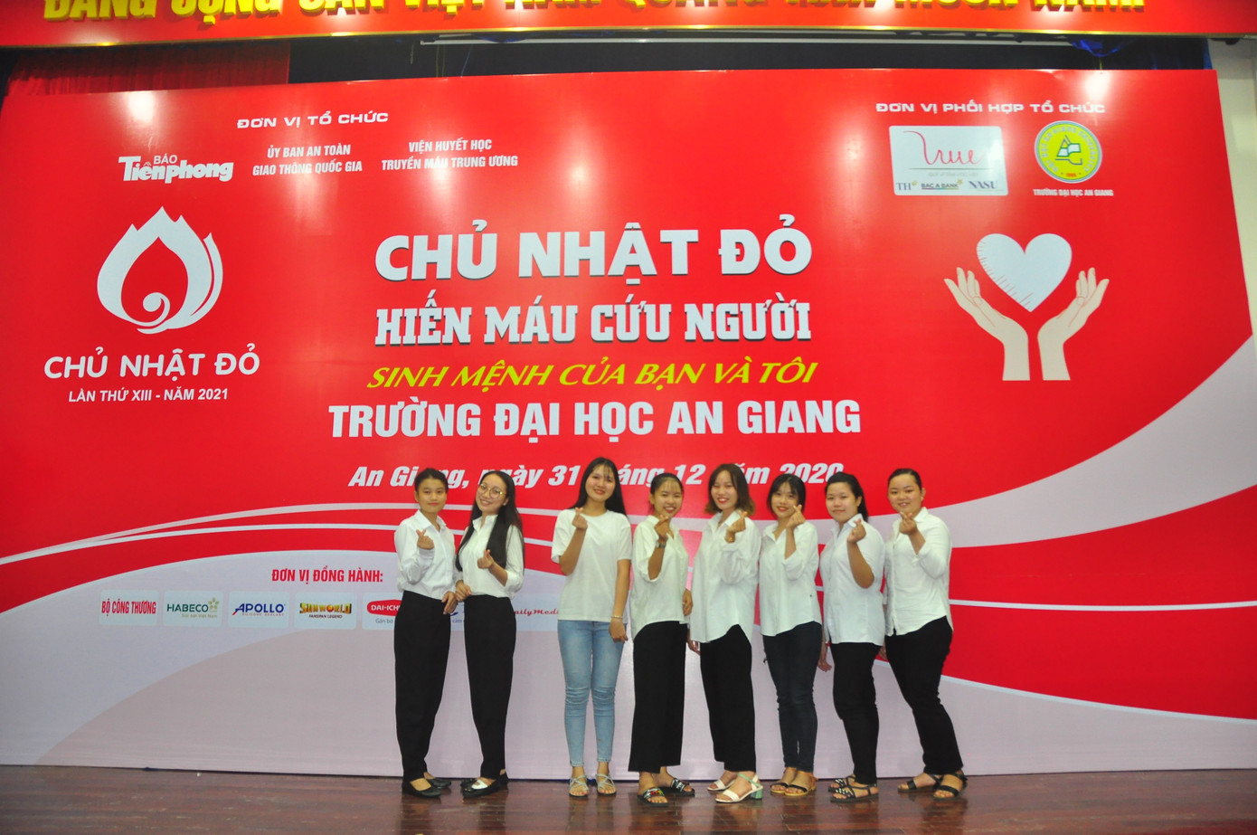 Hàng trăm bạn trẻ sôi nổi hiến máu tại trường ĐH An Giang ảnh 16