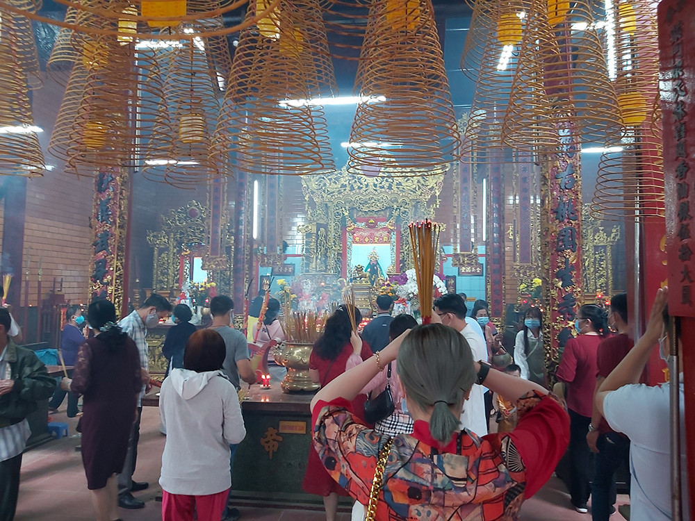 Đông nghịt người viếng chùa ngày đầu năm mới ở Cần Thơ ảnh 4