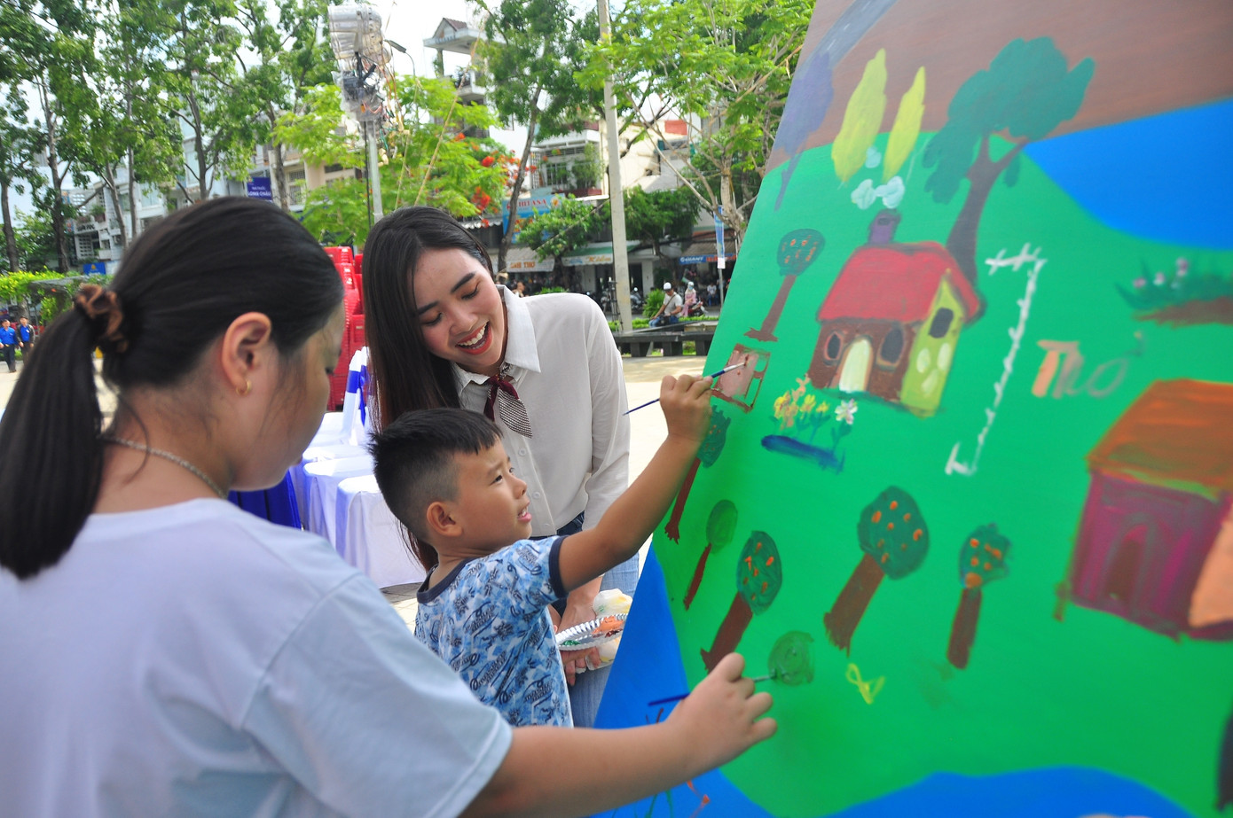 Sôi nổi ngày hội mang đồ nhựa đến đổi quà ảnh 12