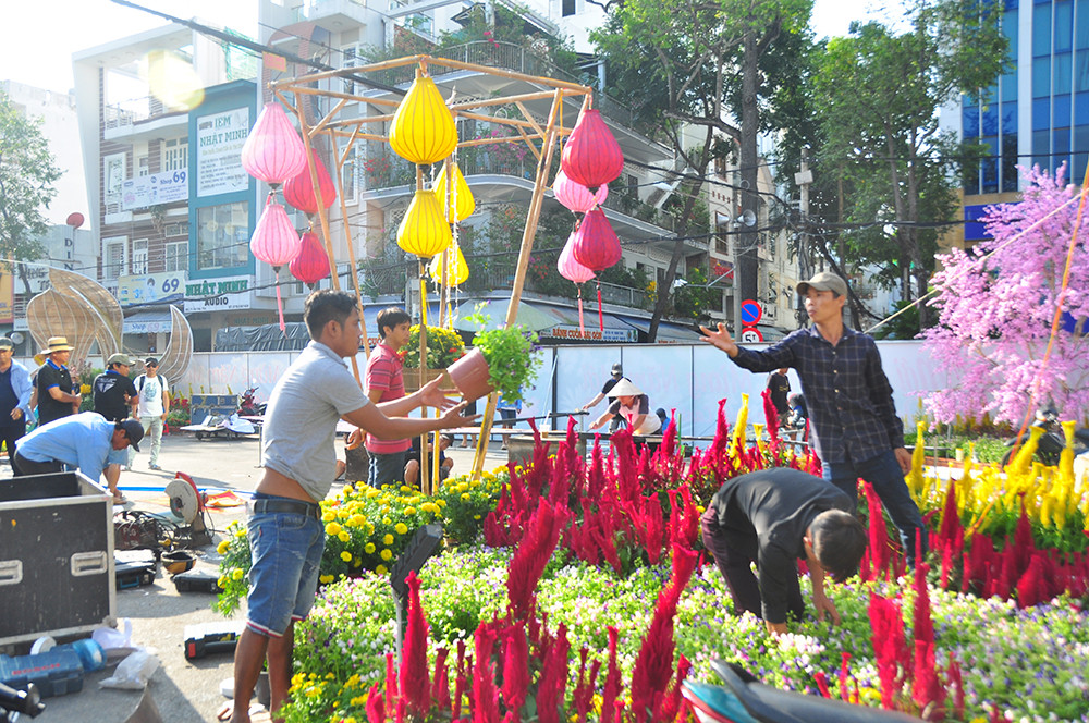 Đường hoa xuân Cần Thơ được làm từ 85 nghìn chậu phục vụ du khách ảnh 13