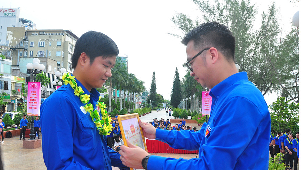 Cần Thơ tuyên dương 79 thanh niên tiên tiến làm theo lời Bác ảnh 6