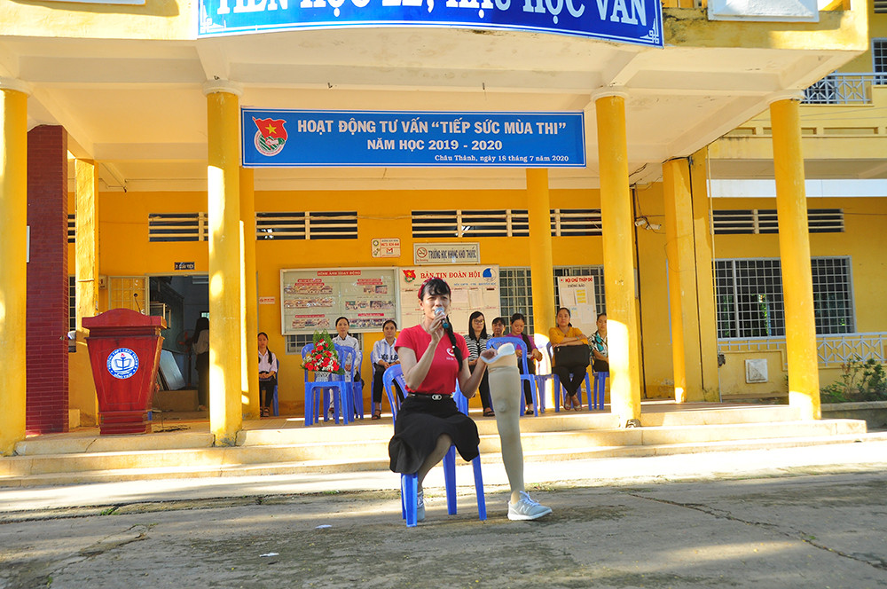 Chia sẻ của 'Cô giáo một chân' với học sinh vùng sâu trước kỳ thi tốt nghiệp THPT ảnh 8