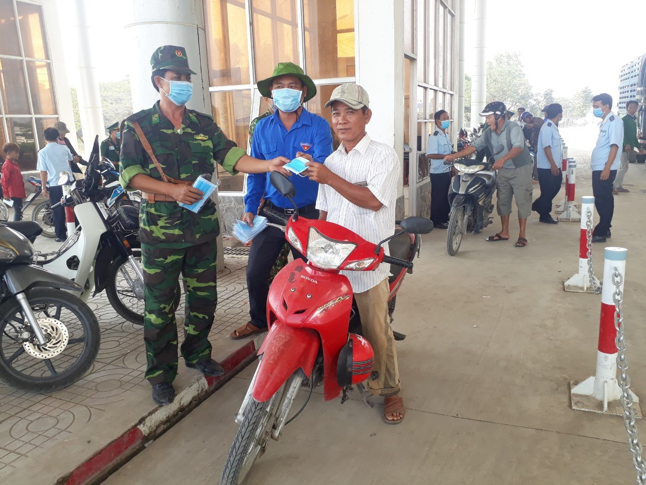 Chiến sỹ biên phòng 'gõ cửa từng nhà' tuyên truyền phòng dịch ảnh 6