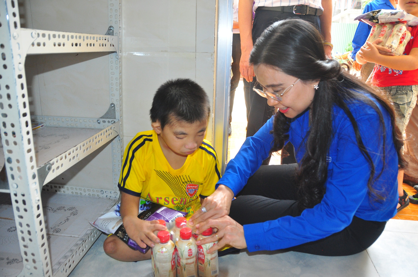 Bí thư Trung ương Đoàn tặng quà cho thiếu nhi Cần Thơ ảnh 9