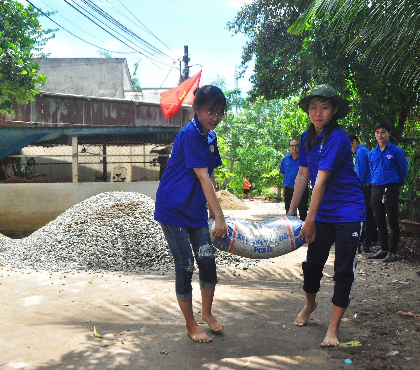 Mướt mồ hôi trên công trình thanh niên tình nguyện ảnh 9