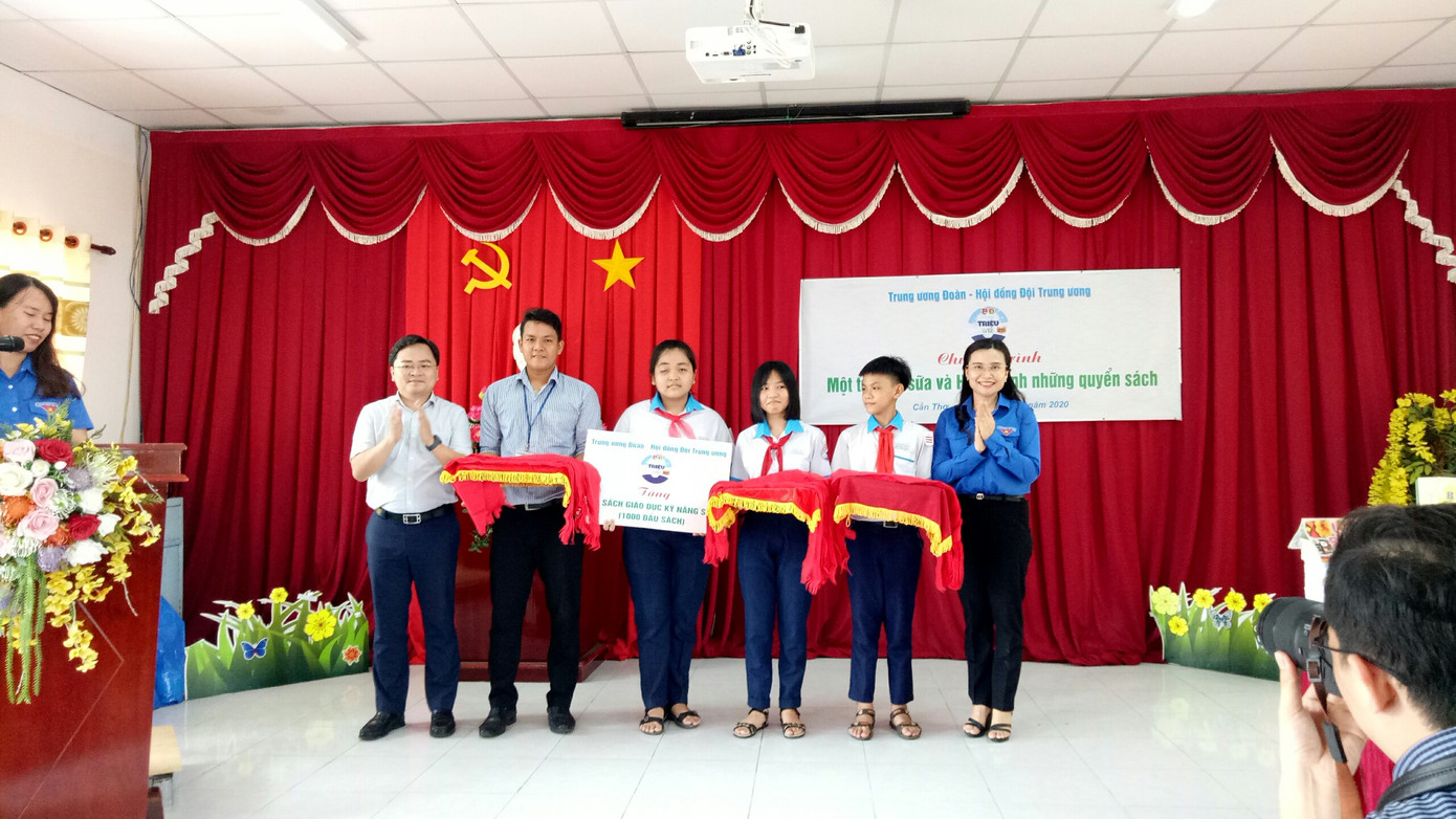 Bí thư Trung ương Đoàn tặng quà cho thiếu nhi Cần Thơ ảnh 5