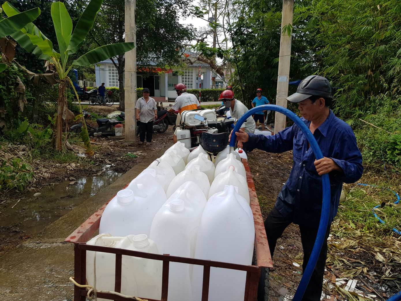 Người dân chia sẻ nước để cứu cây ăn trái ở Tiền Giang Trước tình hình hạn hán, xâm nhập mặn nghiêm trọng xảy ra trên địa bàn, UBND tỉnh Tiền Giang đã quyết định phương án vận chuyển nước ngọt chống hạn, mặn phục vụ tưới cho cây ăn trái, trước mắt cho cây sầu riêng trong mùa khô năm nay trên địa bàn các huyện, thị phía Tây. Thời gian hỗ trợ đến hết tháng 4/2020, với tổng nhu cầu nước tưới gần 1,38 triệu m3. Cách thức là thuê xà lan lấy nước tại cầu Mỹ Thuận, sau đó giao nước tại các ao chứa thuộc các huyện Cái Bè, Cai Lậy, Châu Thành và thị xã Cai Lậy, tại các vàm kênh, rạch ven sông Tiền dọc theo các địa phương này, sau đó sẽ tổ chức trung chuyển nước từ nơi nhận nước về đến các xã, kể cả trang bị các vật tư thiết bị phục vụ việc cấp nước cho nhân dân. Kênh khô cằn Người dân chở từng can nước về cứu cây ăn trái Nhiều con sông cạn queo ở Tiền Giang Tình hình xâm nhập mặn trên địa bàn tỉnh Tiền Giang diễn biến phức tạp, để chống xâm nhập mặn, các địa phương đã sử dụng các ô bao để ứng phó, nhưng do độ mặn cao, duy trì lâu, không có nguồn nước ngọt để lấy bổ sung, người dân phải mua nước ngọt để tưới cho cây ăn trái mà chủ yếu là cây sầu riêng có giá trị kinh tế cao và mẫn cảm với mặn. Phương án khẩn cấp này nhằm để đảm bảo nước tưới cho diện tích trên 36.000ha vườn cây ăn trái phía Nam Quốc lộ 1 đang bị thiếu nước thuộc địa bàn các huyện Cái Bè, Cai Lậy, Châu Thành và thị xã Cai Lậy, mà trước mắt là ‘giải cứu’ cho hơn 13.000ha sầu riêng đang thiếu nước, nhất là số đang bị suy kiệt. Cây ăn trái ở huyện Chợ Lách, Bến Tre héo vì thiếu nước Dòng sông ở xã Bình Phan, huyện Chợ Gạo, Tiền Giang mấy chục năm nay chưa bao giờ cạn nhưng giờ thì trơ đáy Đất nứt nẻ dưới lòng sông Theo Viện khoa học Thủy lợi Miền Nam, từ ngày 7 - 15/3 chiều sâu mặn xâm nhập với ranh 4g/l tại sông Vàm Cỏ (Vàm Cỏ Đông, Vàm Cỏ Tây) phạm vi ảnh hưởng từ 100 - 110 km, sâu hơn gần 10 km so với tháng 2/2020. Cửa sông Cửu Long (Sông Cửa Tiểu, Cửa Đại) ảnh hưởng khoảng 60 km; sông Hàm Luông khoảng 78 km; sông Cái Lớn phạm vi ảnh hưởng khoảng 65 km. Đồng thời, dự báo từ ngày 15/3 đến 6/4 mặn sẽ giảm dần, phạm vi cách biển từ 35 - 40 km trở vào ở cửa sông cửu Long có khả năng có nước ngọt khi triều thấp. Tuy vậy trên sông Hàm Luông, cửa Tiểu, cửa Đại mặn vẫn còn khá cao. Cận cảnh hạn mặn khốc liệt đe dọa cuộc sống người dân ĐBSCL ảnh 11