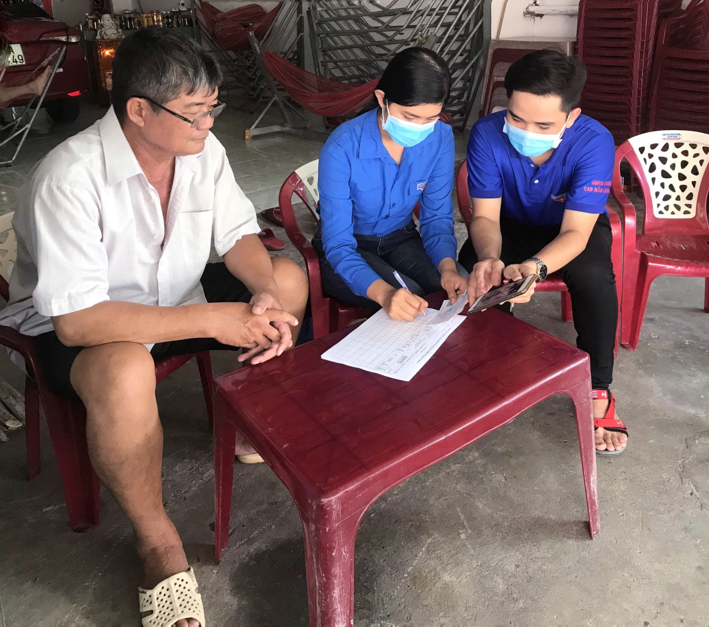 Thí sinh Hoa hậu Việt Nam 'gõ từng nhà' tuyên truyền phòng dịch COVID -19 ảnh 8