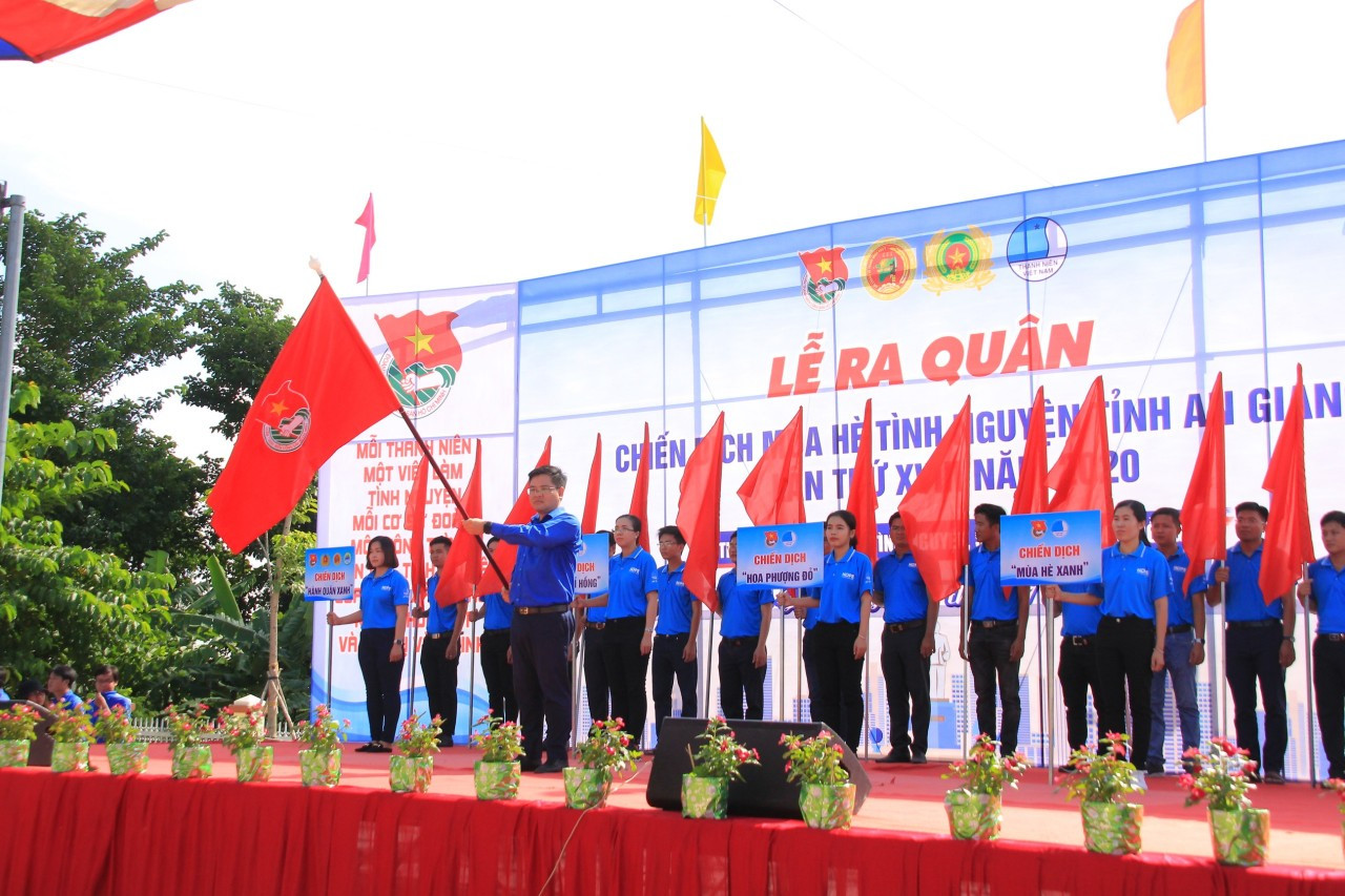 Ông Trương Trung Lập, Phó trưởng Ban dân vận Tỉnh ủy An Giang cho biết, phong trào thanh niên tình nguyện đã phát triển sâu rộng với nhiều nội dung đa dạng, thu hút đông đảo ĐVTN tham gia, tạo nên hình ảnh và diện mạo mới của thế hệ thanh niên trong thời kỳ đẩy mạnh công nghiệp hóa, hiện đại hóa đất nước được xã hội ghi nhận và đánh giá cao. Thông qua các hoạt động tình nguyện, thanh niên đã phát huy tài năng, sức sáng tạo xây dựng quê hương đất nước. Đồng thời thanh niên được rèn luyện, cống hiến và trưởng thành qua thực tiễn các phong trào. "Đó chính là môi trường thuận lợi để các bạn trẻ được “Cống hiến - Trải nghiệm - Trưởng thành”, bởi chỉ có trải nghiệm, các bạn mới học hỏi được những điều mà thầy cô và nhà trường không thể dạy được. Hơn nữa sẽ cảm nhận được câu nói “cho là nhận” và điều các bạn nhận lại sẽ lớn hơn rất nhiều điều các bạn cho đi. Đây chính là những khoảng thời gian đáng nhớ, đáng trân trọng nhất trong cuộc đời của các bạn sinh viên để trở thành động lực thôi thúc và hành trang cho các bạn vững vàng trong cuộc sống khi rời ghế nhà trường", ông Lập nhấn mạnh. Anh Phan Duy Bằng - Phó Bí thư Tỉnh đoàn An Giang nói rằng chiến dịch năm nay tập trung vào giải quyết những việc mới, việc khó với các mô hình tình nguyện sáng tạo và việc làm thiết thực góp phần xây dựng thành công nông thôn mới; đồng thời còn là môi trường và cơ hội để tuổi trẻ trong toàn tỉnh trải nghiệm, rèn luyện, phát huy tiềm năng, sức trẻ chung tay xây dựng Nông thôn mới và văn minh đô thị. Để chiến dịch đạt kết quả cao nhất, Phó Bí thư Tỉnh đoàn An Giang yêu cầu các cấp bộ Đoàn thực hiện tốt công tác tuyên truyền các hoạt động tình nguyện tại địa phương thông qua các phương tiện truyền thông đảm bảo tính kịp thời và chuẩn xác. Đồng thời, nghiêm túc thực hiện công tác đối ứng các nguồn lực tại địa phương; Các đội hình cần được biên chế tinh gọn, có kế hoạch hoạt động khoa học và linh hoạt, phân công nhiệm vụ cụ thể cho từng chiến sĩ, giữ nghiêm nội quy kỷ luật. "Với sức trẻ, lòng nhiệt huyết và trái tim nhân ái, các bạn sẽ đem những kiến thức đã được tích luỹ trong nhà trường, trong cuộc sống để giúp đỡ cộng đồng. Mỗi hoạt động, mỗi việc làm của các bạn đều thể hiện tình cảm, trách nhiệm đối với quê hương đất nước", anh Bằng nhấn mạnh. Sau lễ, Tỉnh đoàn An Giang cùng các đơn vị khánh thành Cầu Hy vọng 86 - Cầu Trại Trị (xã Bình Phước Xuân); tặng 06 bộ mô hình trải nghiệm về ATGT cho thiếu nhi; tặng 50 phần quà cho địa phương thực hiện công tác đền ơn đáp nghĩa, thăm và tặng 22 phần quà cho Mẹ Việt Nam anh hùng; tham gia đổ bê tông đoạn đường nông thôn trên địa bàn xã Long Điền A chiều dài 600m.... tổng giá trị các công tình là 1,3 tỷ đồng. Hội LHTN Hà Nội kết nạp thêm CLB xe bán tải địa hình - PVC Ngày 11/7, Thành Đoàn - Hội LHTN TP Hà Nội tổ chức Lễ công bố Quyết định thành lập CLB xe bán tải địa hình Việt Nam trực thuộc Hội LHTN TP Hà Nội và phát động chương trình “Đường đi khó - có chúng tôi” với sự tham gia của 400 đại diện cho hơn 1000 hội viên trên toàn quốc. Giáo viên, học sinh xứ Huế trổ tài ‘Nét đẹp thầy trò’ Đây là lần đầu tiên, hội thi “Nét đẹp thầy trò” do Tỉnh Đoàn phối hợp với Sở GD&ĐT tỉnh TT-Huế tổ chức, thu hút gần 20 đơn vị trường học trên địa bàn tham gia. Đây cũng là địa phương đầu tiên trong cả nước tổ chức sân chơi đầy sức lôi cuốn, trí tuệ và cảm động này. 300 thí sinh tham dự Hội thi ‘Ánh sáng thời đại’ năm 2020 Sáng 11/7, tại Trường Đại học Công nghiệp TPHCM, Thành Đoàn TPHCM tổ chức lễ khai mạc Hội thi tìm hiểu chủ nghĩa Mác - Lênin và tư tưởng Hồ Chí Minh “Ánh sáng thời đại” năm 2020. Đại hội Cháu ngoan Bác Hồ tuyên dương 184 đội viên, thiếu nhi tiêu biểu Sáng 11/7, Ban Thường vụ Tỉnh đoàn - Hội đồng Đội tỉnh tổ chức Đại hội, tuyên dương Cháu ngoan Bác Hồ tiêu biểu năm 2020 lần thứ XII với chủ đề “Thiếu nhi Hà Tĩnh làm theo 5 điều Bác Hồ dạy”. Linh hoạt vận động hiến máu tình nguyện Không chỉ nhiệt tình tham gia hiến máu tình nguyện, anh Phạm Minh Khôi, Bí thư Huyện Đoàn Lương Tài (tỉnh Bắc Ninh) còn có nhiều cách thức vận động ĐVTN và người dân tham gia hiến máu. An Giang ra quân chiến dịch tình nguyện hè 2020 ảnh 3