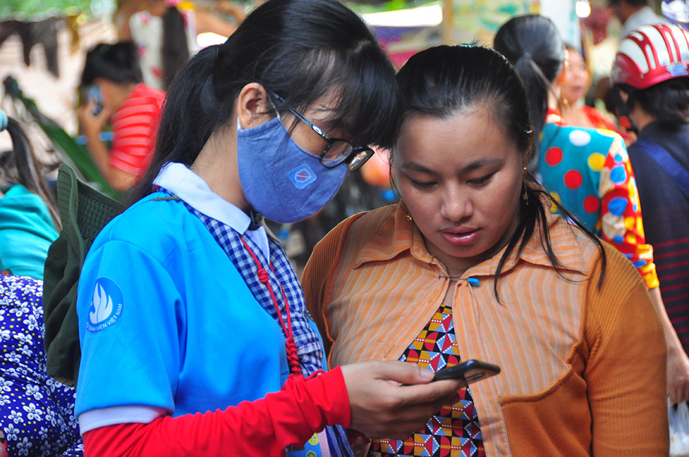 Chiến sỹ tình nguyện 'gõ từng nhà' tuyên truyền phòng dịch ở biên giới ảnh 7