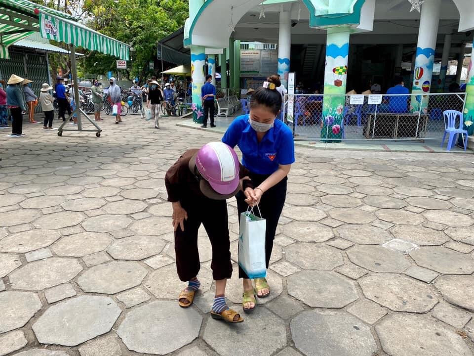 Nữ Bí thư Đoàn 9X duyên dáng, mê thiện nguyện ảnh 4