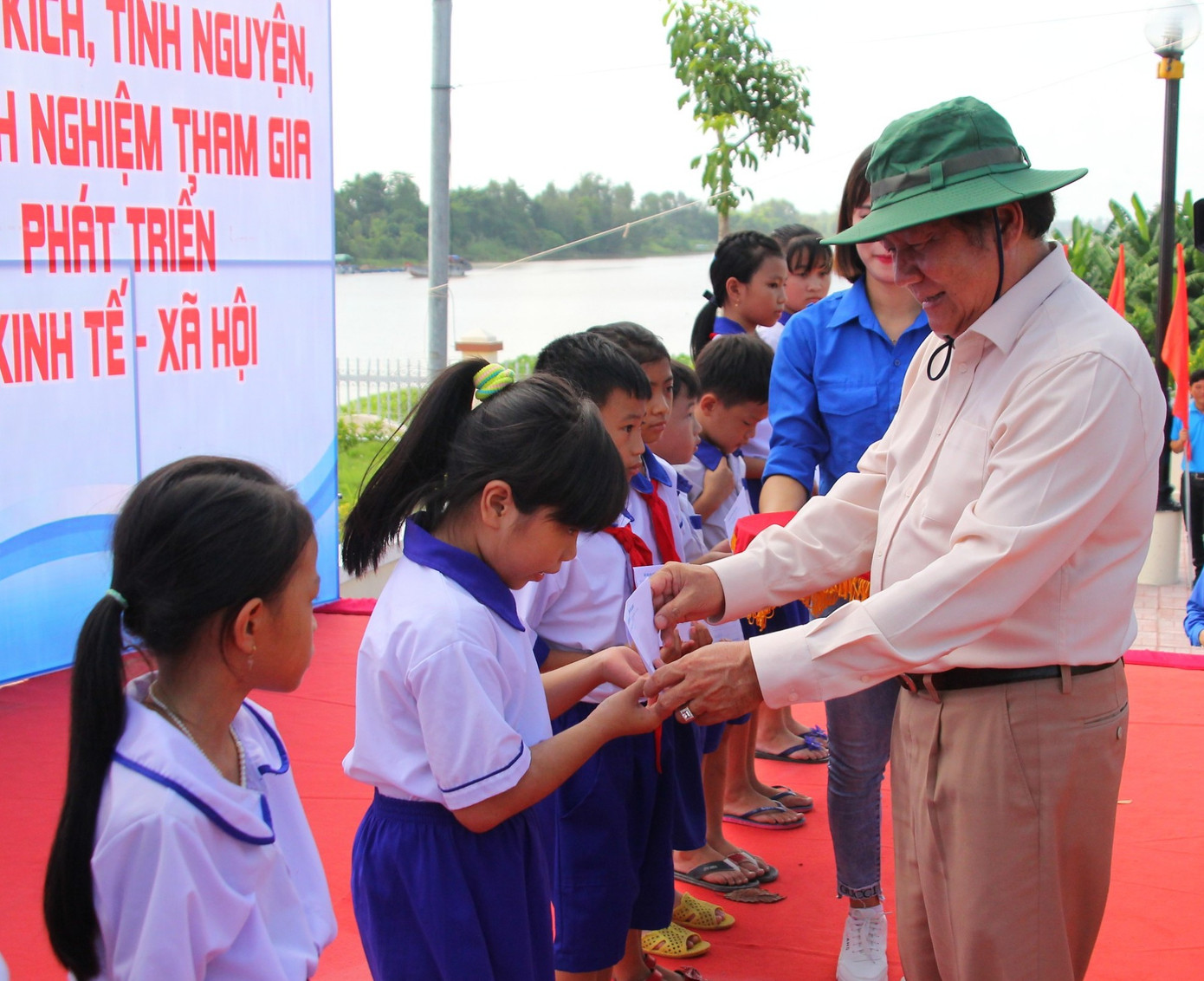 Sau lễ, Tỉnh đoàn An Giang cùng các đơn vị khánh thành Cầu Hy vọng 86 - Cầu Trại Trị (xã Bình Phước Xuân); tặng 06 bộ mô hình trải nghiệm về ATGT cho thiếu nhi; tặng 50 phần quà cho địa phương thực hiện công tác đền ơn đáp nghĩa, thăm và tặng 22 phần quà cho Mẹ Việt Nam anh hùng; tham gia đổ bê tông đoạn đường nông thôn trên địa bàn xã Long Điền A chiều dài 600m.... tổng giá trị các công tình là 1,3 tỷ đồng. Hội LHTN Hà Nội kết nạp thêm CLB xe bán tải địa hình - PVC Ngày 11/7, Thành Đoàn - Hội LHTN TP Hà Nội tổ chức Lễ công bố Quyết định thành lập CLB xe bán tải địa hình Việt Nam trực thuộc Hội LHTN TP Hà Nội và phát động chương trình “Đường đi khó - có chúng tôi” với sự tham gia của 400 đại diện cho hơn 1000 hội viên trên toàn quốc. Giáo viên, học sinh xứ Huế trổ tài ‘Nét đẹp thầy trò’ Đây là lần đầu tiên, hội thi “Nét đẹp thầy trò” do Tỉnh Đoàn phối hợp với Sở GD&ĐT tỉnh TT-Huế tổ chức, thu hút gần 20 đơn vị trường học trên địa bàn tham gia. Đây cũng là địa phương đầu tiên trong cả nước tổ chức sân chơi đầy sức lôi cuốn, trí tuệ và cảm động này. 300 thí sinh tham dự Hội thi ‘Ánh sáng thời đại’ năm 2020 Sáng 11/7, tại Trường Đại học Công nghiệp TPHCM, Thành Đoàn TPHCM tổ chức lễ khai mạc Hội thi tìm hiểu chủ nghĩa Mác - Lênin và tư tưởng Hồ Chí Minh “Ánh sáng thời đại” năm 2020. Đại hội Cháu ngoan Bác Hồ tuyên dương 184 đội viên, thiếu nhi tiêu biểu Sáng 11/7, Ban Thường vụ Tỉnh đoàn - Hội đồng Đội tỉnh tổ chức Đại hội, tuyên dương Cháu ngoan Bác Hồ tiêu biểu năm 2020 lần thứ XII với chủ đề “Thiếu nhi Hà Tĩnh làm theo 5 điều Bác Hồ dạy”. Linh hoạt vận động hiến máu tình nguyện Không chỉ nhiệt tình tham gia hiến máu tình nguyện, anh Phạm Minh Khôi, Bí thư Huyện Đoàn Lương Tài (tỉnh Bắc Ninh) còn có nhiều cách thức vận động ĐVTN và người dân tham gia hiến máu. An Giang ra quân chiến dịch tình nguyện hè 2020 ảnh 7