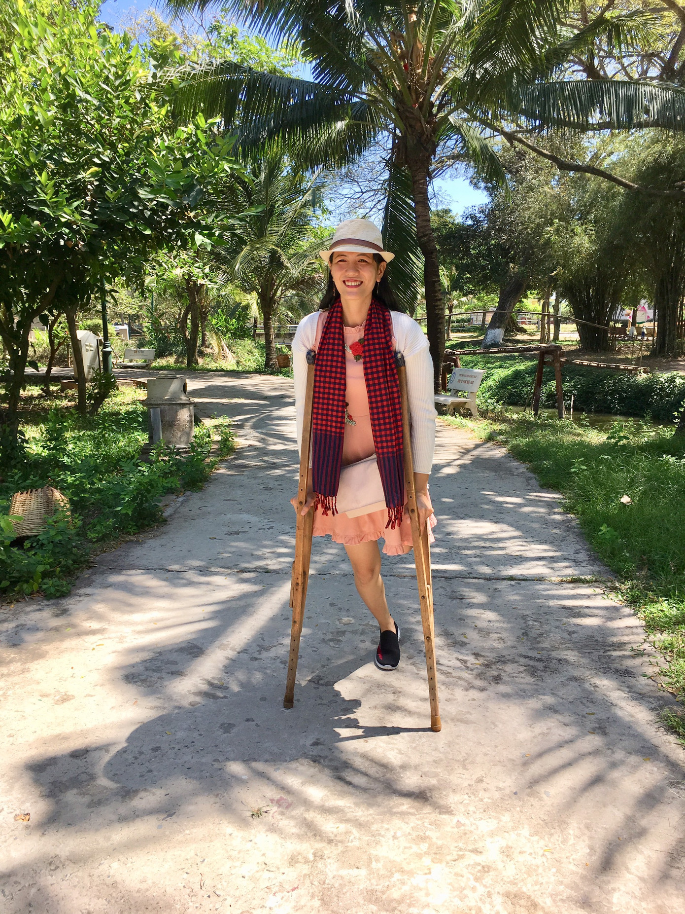 Cô giáo một chân đầy nhiệt huyết say mê thiện nguyện ảnh 2