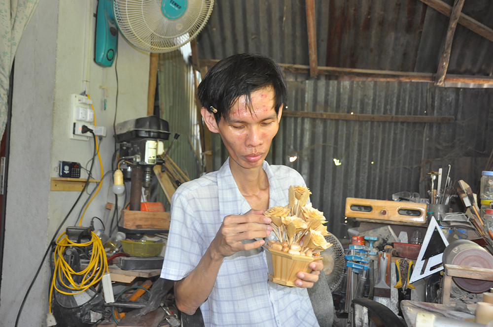 Tác phẩm nghệ thuật từ tre qua bàn tay khéo léo của chàng trai khuyết tật ảnh 5