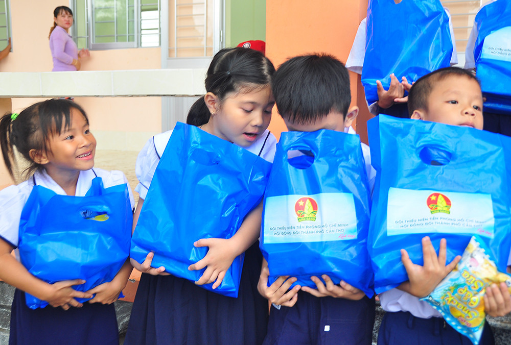 'Chuyến xe ước mơ' mang yêu thương đến với học sinh vùng sâu ảnh 17