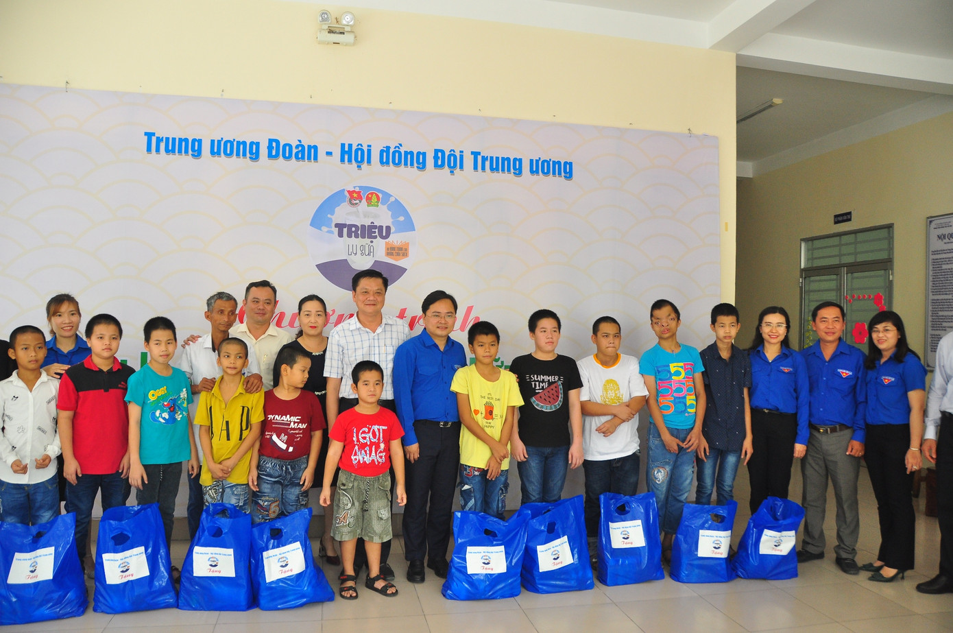 Bí thư Trung ương Đoàn tặng quà cho thiếu nhi Cần Thơ ảnh 12