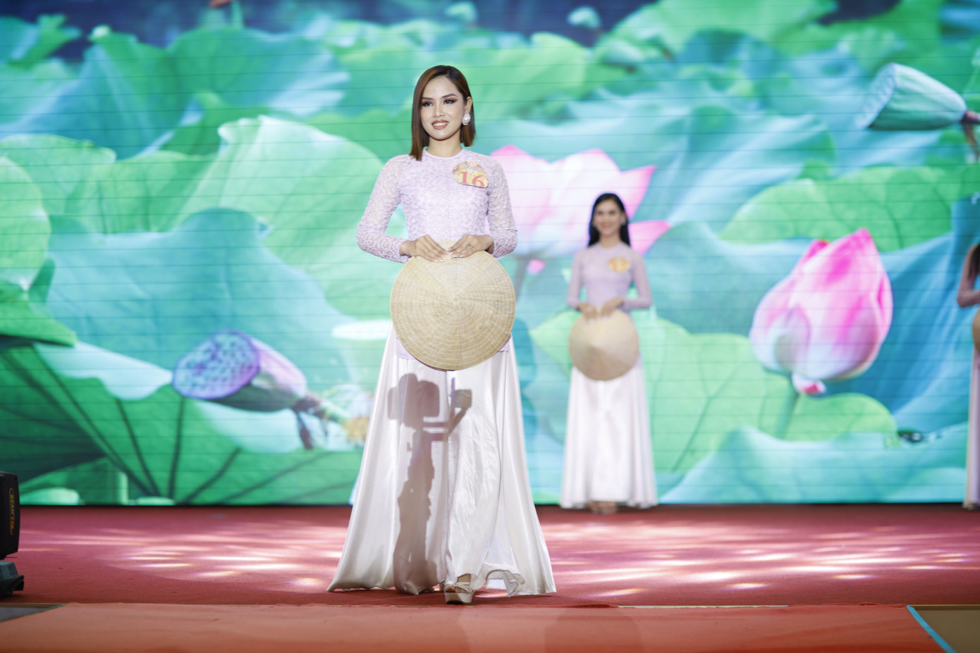 Các thí sinh khoe sắc trong bán kết Hoa khôi Đại học Nam Cần Thơ ảnh 11