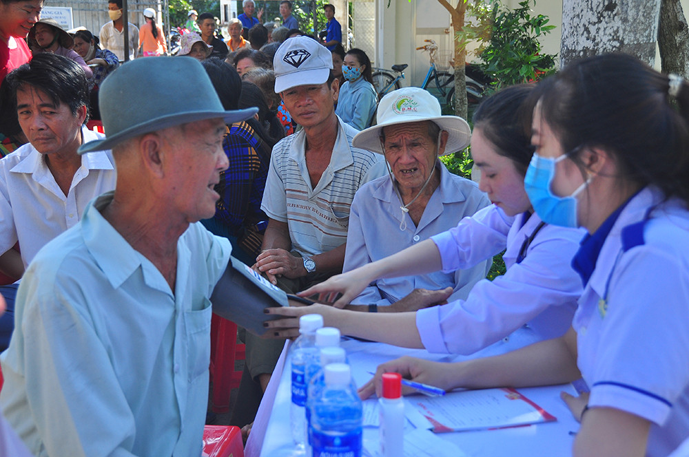 Khám bệnh cho người dân vùng sâu TP Cần Thơ ảnh 8