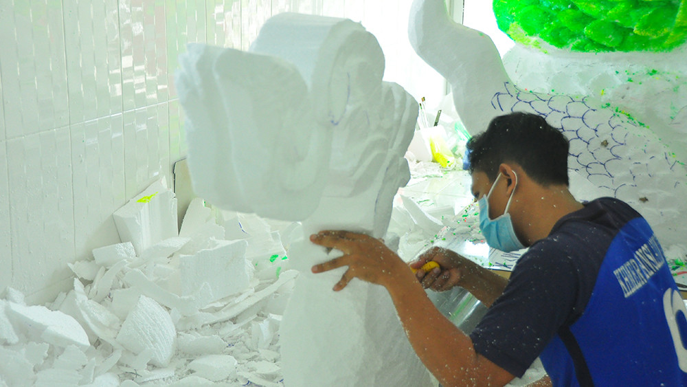 Sinh viên Trà Vinh tất bật làm hoa đăng cho lễ hội Ok Om Bok ảnh 7