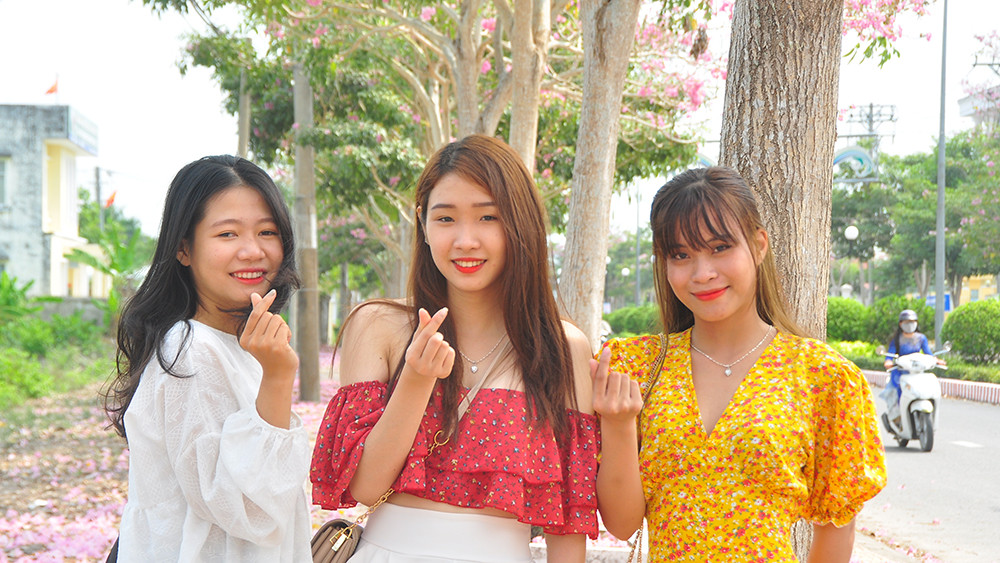 Con đường hoa kèn hồng ở miền Tây lung linh như phim Hàn thu hút giới trẻ ảnh 8