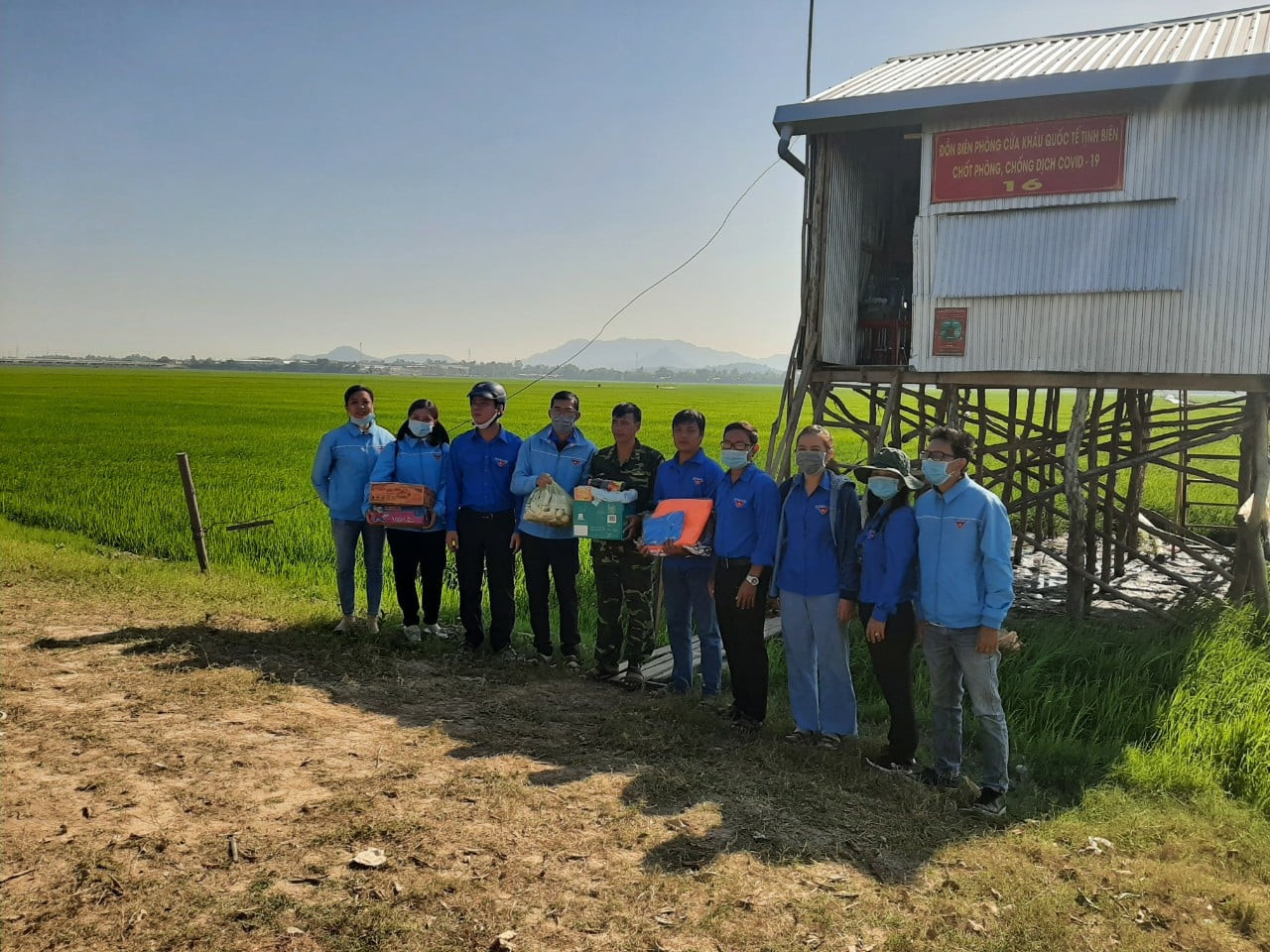  Tuổi trẻ An Giang 'thắp sáng biên cương' ngăn chặn COVID-19 ảnh 9