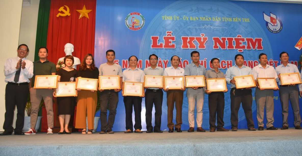 Chủ tịch UBND tỉnh Bến Tre tặng bằng khen phóng viên báo Tiền Phong ảnh 2