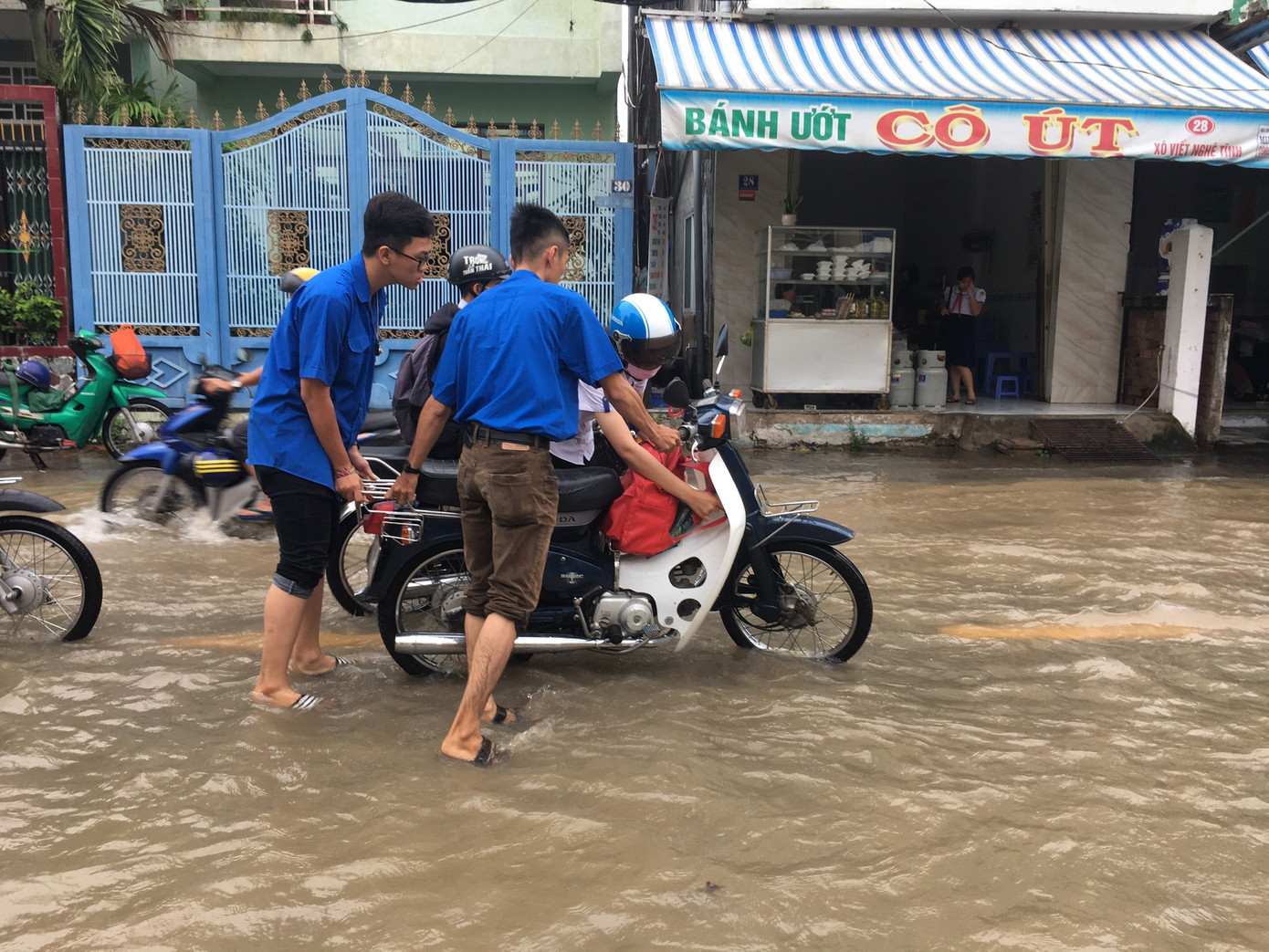 Áo xanh tình nguyện giúp dân vượt qua 'biển nước' ảnh 5