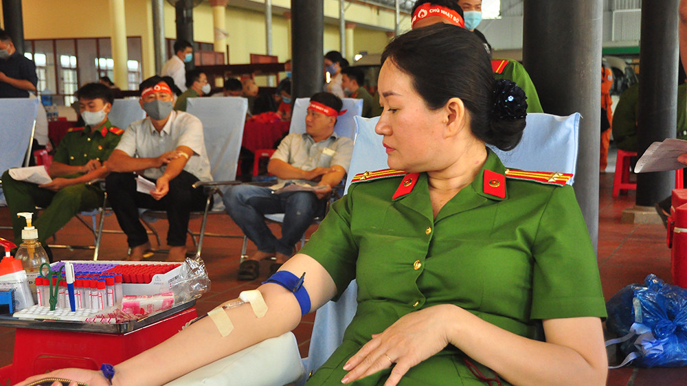 Nữ chiến sĩ công an sôi nổi trong ngày hội hiến máu Chủ nhật Đỏ ảnh 8