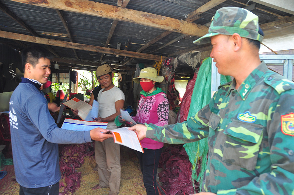 Chiến sỹ biên phòng 'gõ cửa từng nhà' tuyên truyền phòng dịch ảnh 1