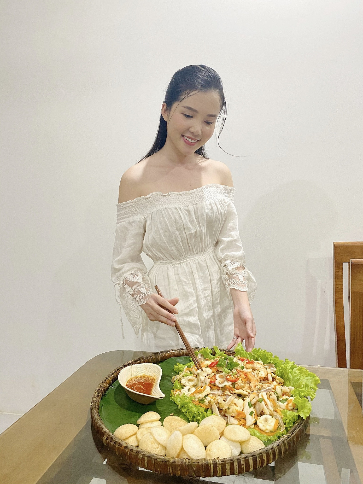 Hoa khôi Huỳnh Thúy Vi khơi dậy niềm đam mê nấu ăn trong mùa dịch COVID-19 ảnh 4