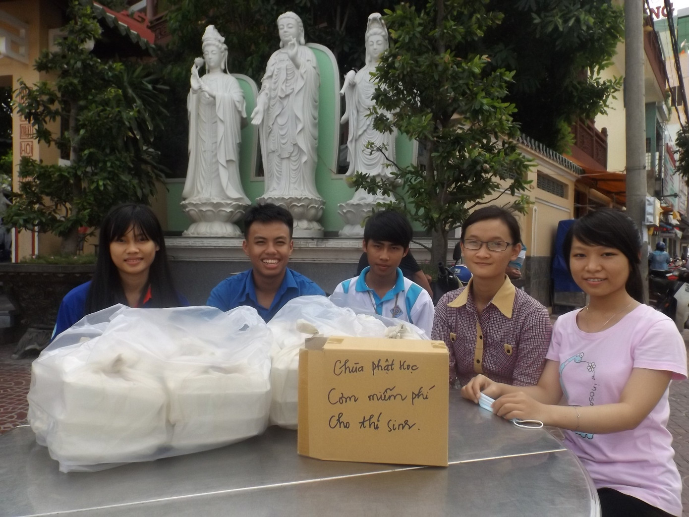 Hàng nghìn suất cơm và khẩu trang miễn phí phục vụ 'sĩ tử' thi THPT ảnh 2