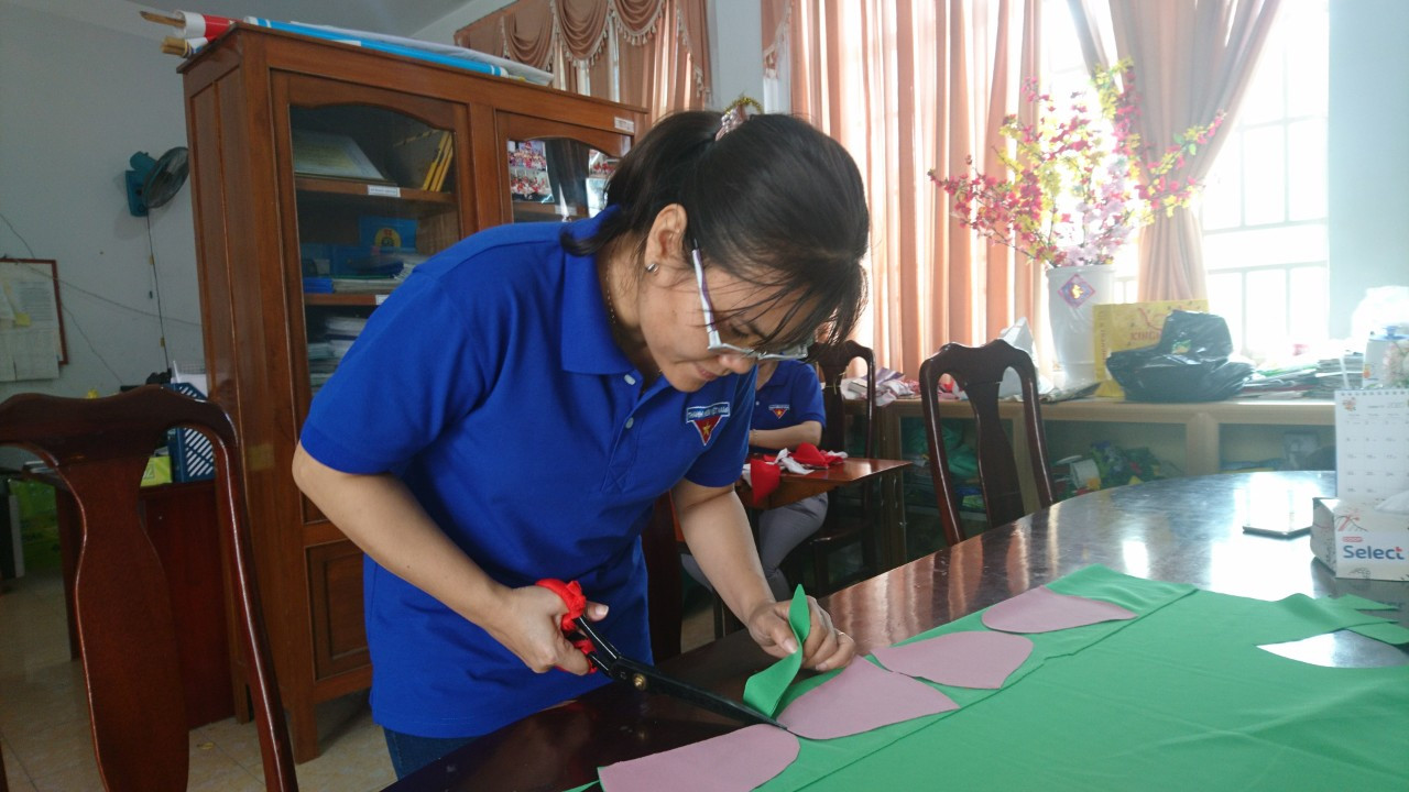 Thanh niên Cần Thơ may 2000 khẩu trang phục vụ học sinh phòng dịch ảnh 3