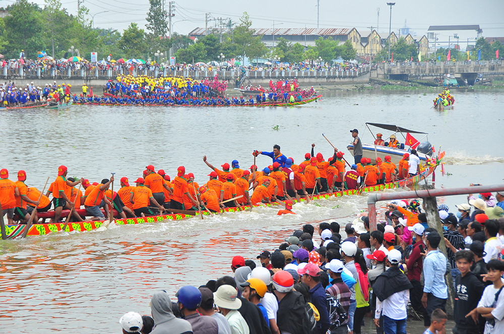 Nghìn người đứng kín bờ sông mê mải xem đua ghe ngo ở Sóc Trăng ảnh 14