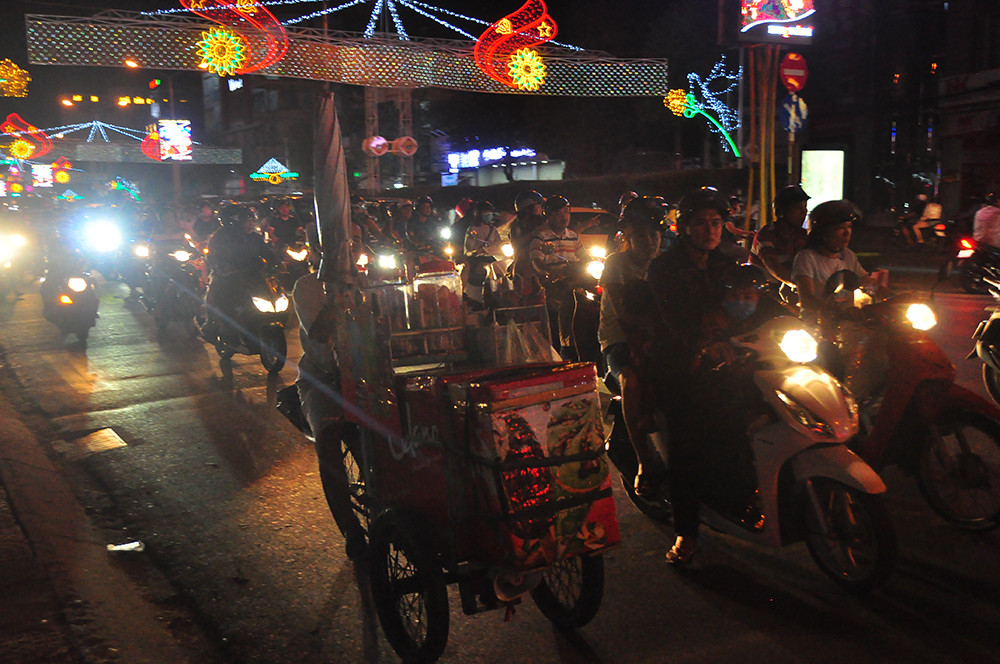 Nghìn người đổ về Cần Thơ đón Giao thừa ảnh 3