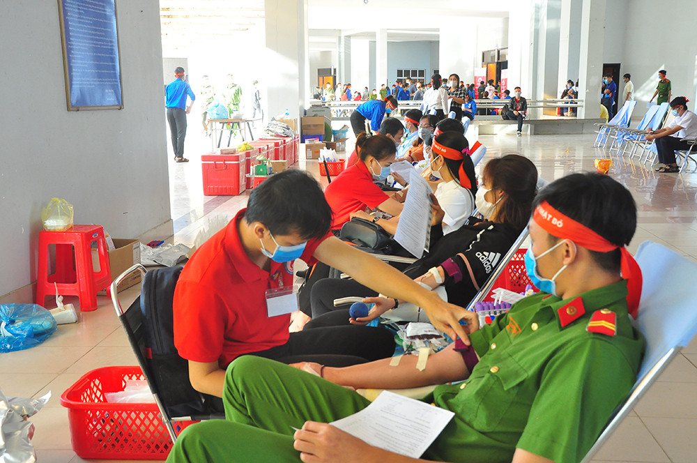 Hơn 100 cán bộ, chiến sĩ Công an tỉnh An Giang tham gia Chủ nhật Đỏ ảnh 12