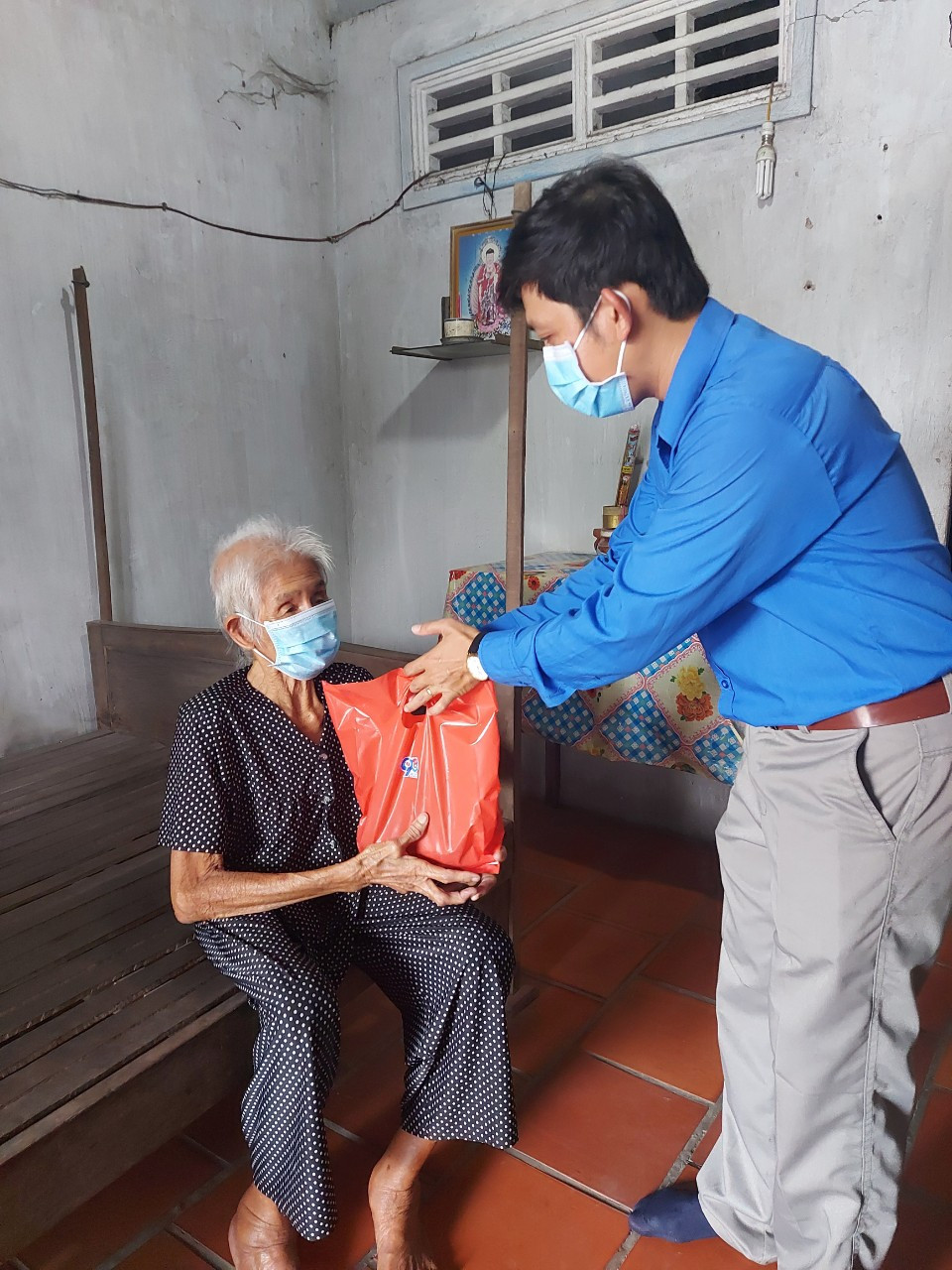 Bạn trẻ đất Sen Hồng gói bánh tét tặng cụ già đón Tết ảnh 6