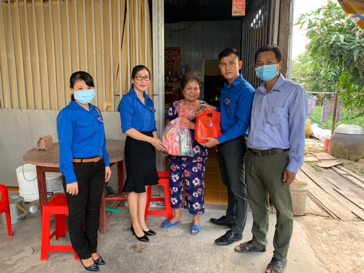 Bạn trẻ đất Sen Hồng gói bánh tét tặng cụ già đón Tết ảnh 8