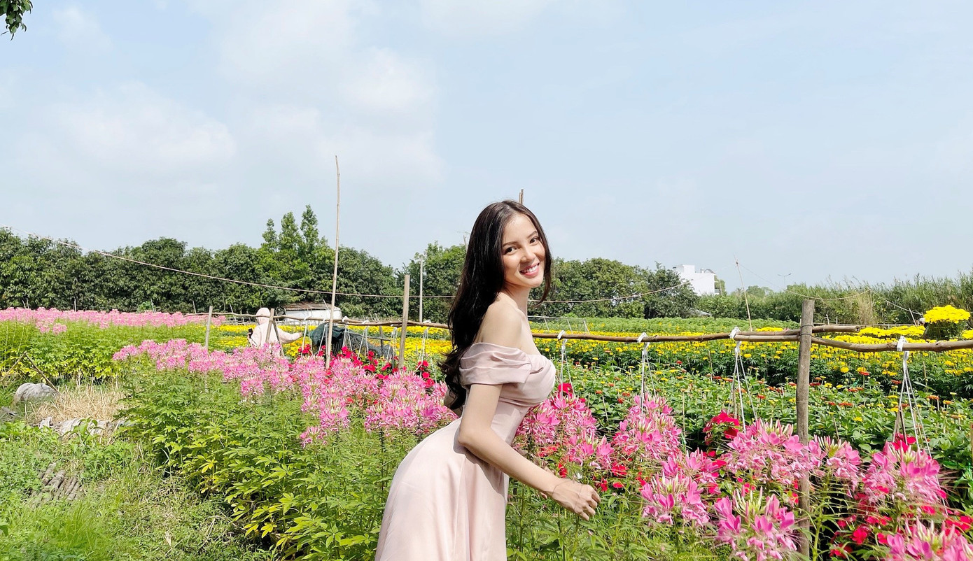 Hoa khôi Thúy Vi khoe sắc vóc gợi cảm bên làng hoa đón Xuân ảnh 5
