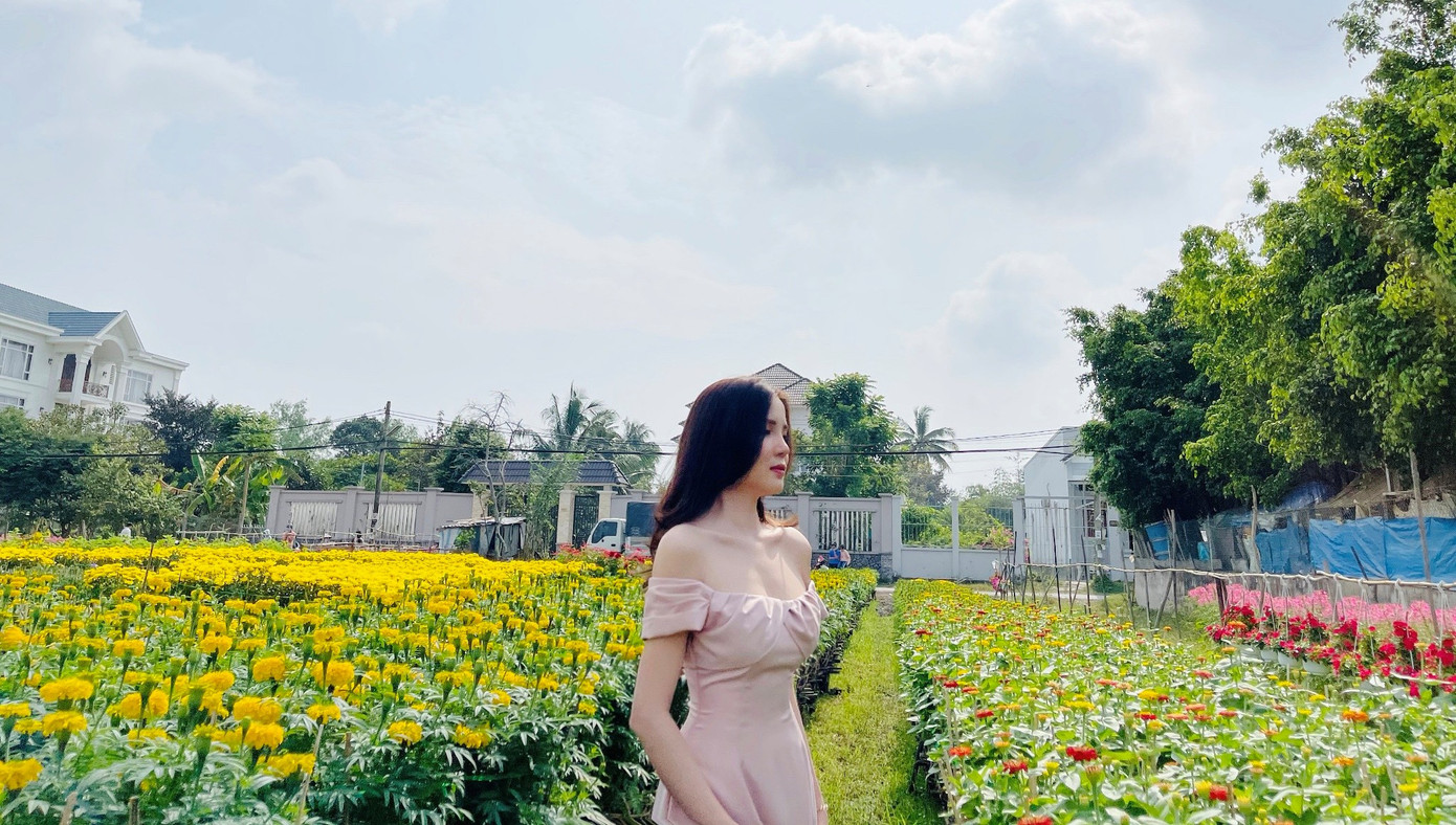 Hoa khôi Thúy Vi khoe sắc vóc gợi cảm bên làng hoa đón Xuân ảnh 4