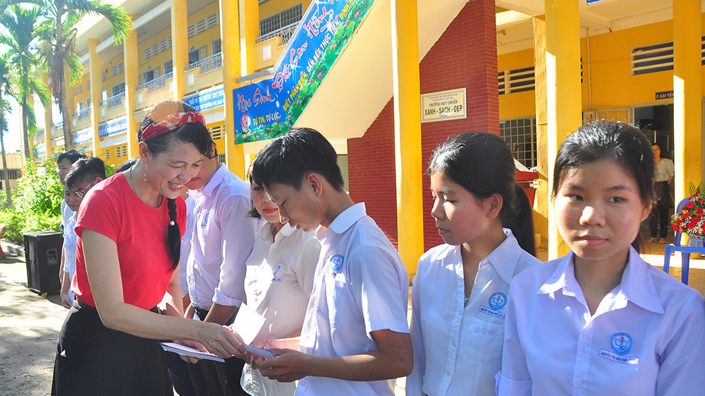 Chia sẻ của 'Cô giáo một chân' với học sinh vùng sâu trước kỳ thi tốt nghiệp THPT ảnh 12