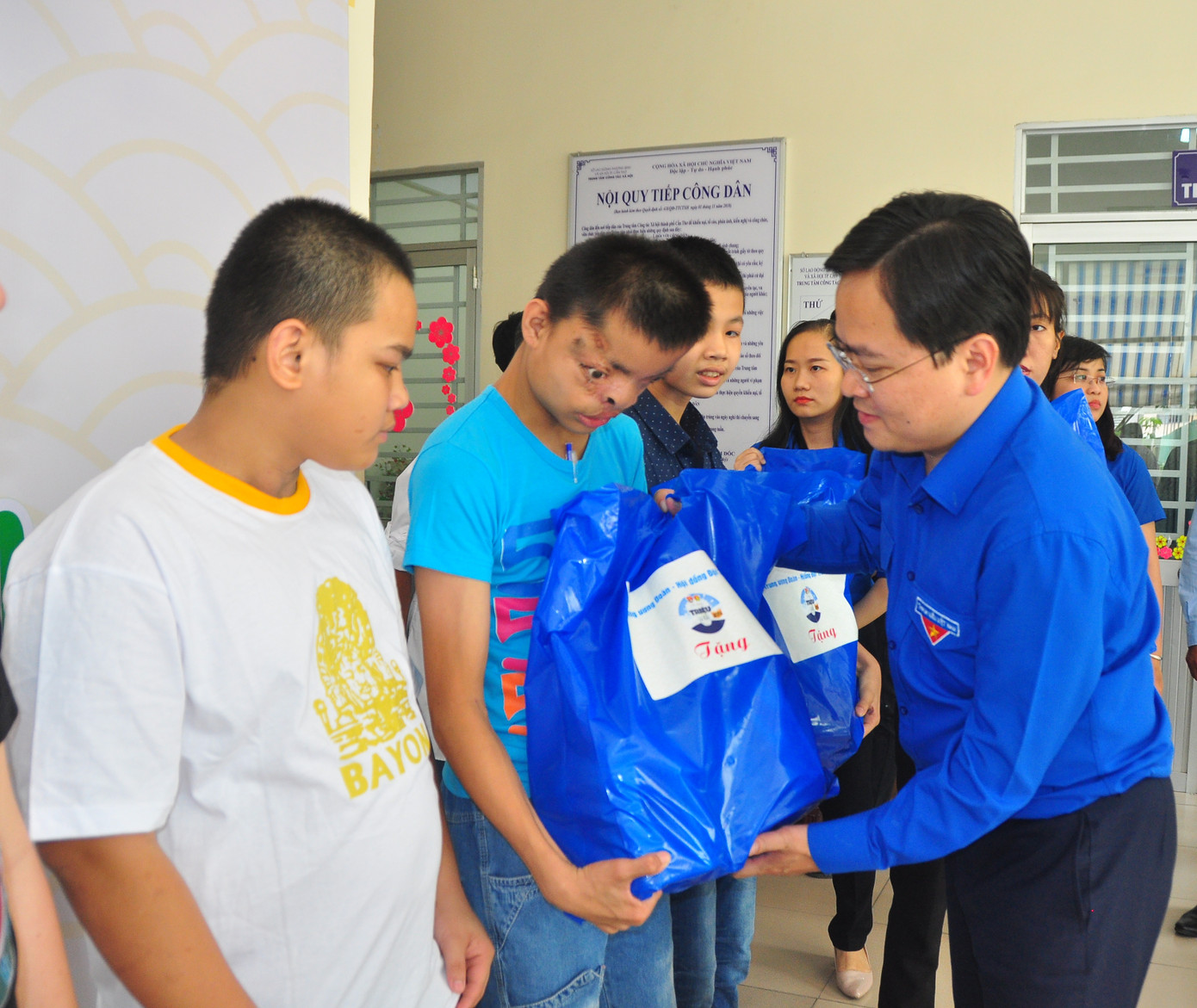 Bí thư Trung ương Đoàn tặng quà cho thiếu nhi Cần Thơ ảnh 13