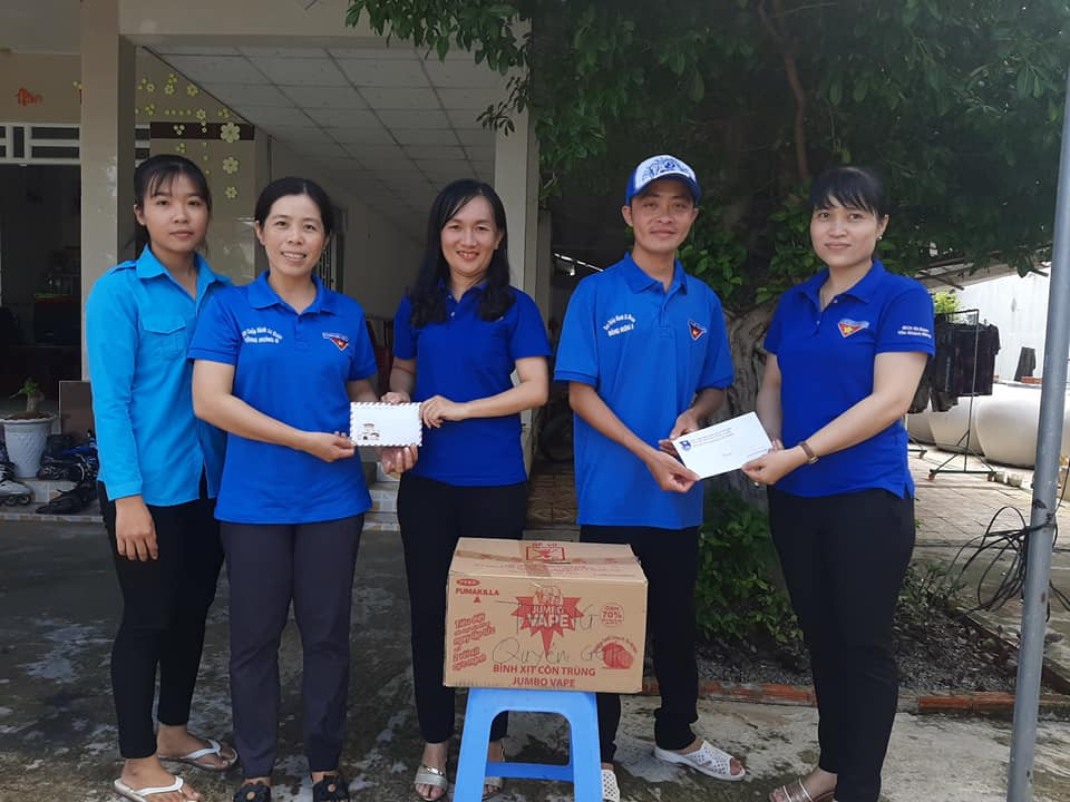 Đoàn viên rửa xe gây quỹ tặng quà cho trẻ khuyết tật vui trung thu ảnh 10