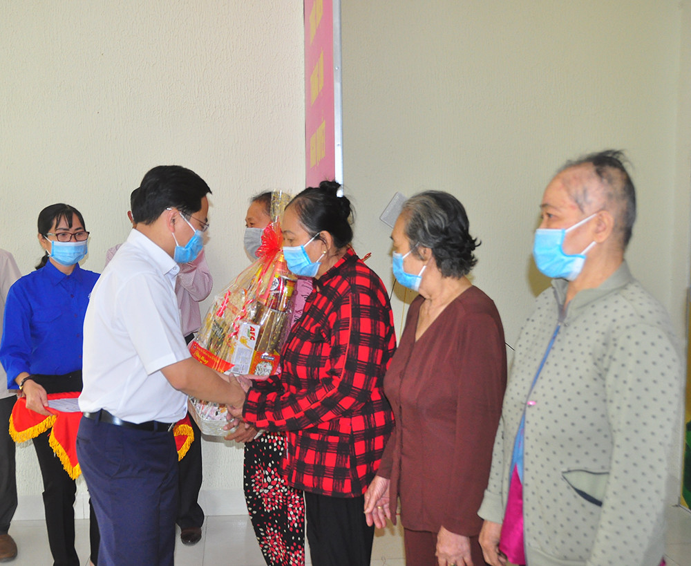 Tặng gần 1 tỷ đồng cho người dân Đồng Tháp vui xuân, đón tết ảnh 3